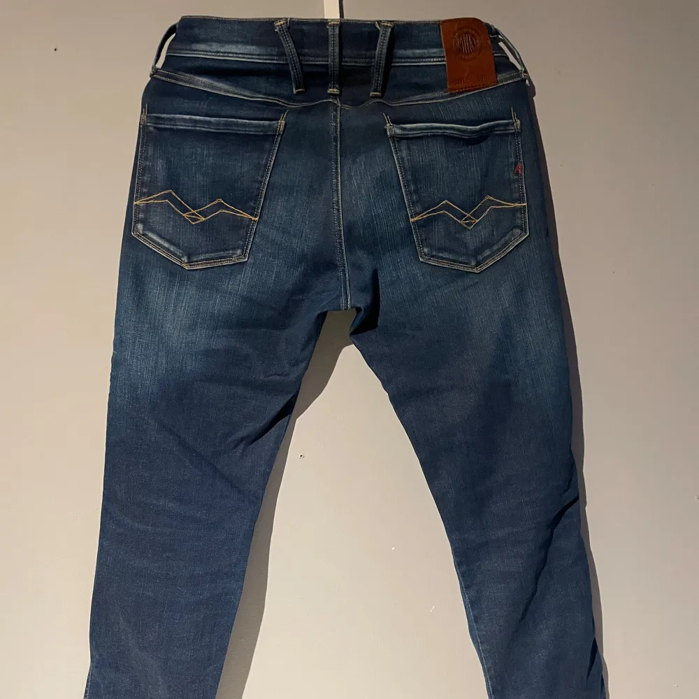 Säljer ett par snygga blåa Replay jeans i mycket bra skick . Jeansen är i en slim passform och har en bekväm midwaist. Perfekta för både vardag och fest!. Jeans & Byxor.