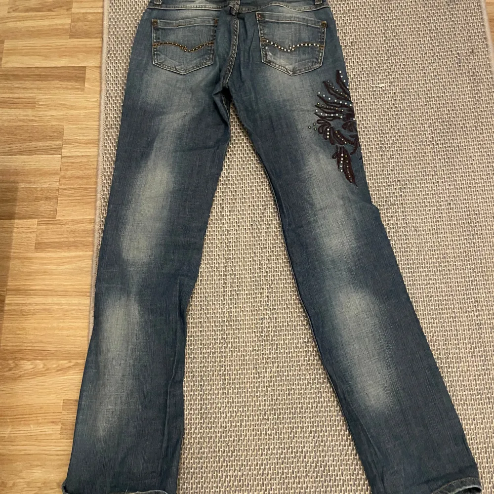 Super fina lowaist bootcut jeans i storlek 38, super fina detaljer och ina slitage💕 skriv gärna för funderingar. Jeans & Byxor.