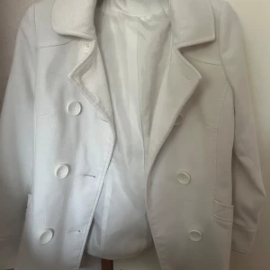 Vit kappa - En jättefin vit kappa, knappt använd. Skriv om ni undrar något. Pris går att diskutera 💓