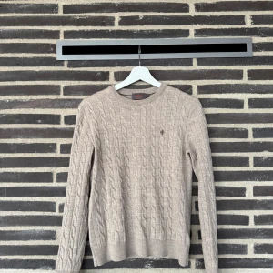 Morris tröja  - Säljer en snygg beige kabelstickad tröja från Morris. Storlek S. 100% merinoull.  Kan gå ner i pris vid snabb affär. 