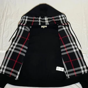 Claredon Brushed Zip up Burberry hoodie - Zip up burberry hoodie i nyskick, Använt fåtal gånger. Lapparna som kommer med koftan ingår. Slå en pling🤙