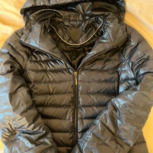 Jacka - Vinterjacka, lite tunnare från Massimo Dutti, storlek M & använd 1/2 gånger bara. Superfin i färgen, mörkblå/mörkgrön. Skriv priv för fler bilder på jackan!! 600 just nu men kan sänka priset 💕💕