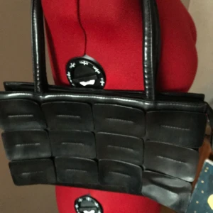 Svart quiltad handväska - Snygg svart handväska i quiltad stil. Perfekt för både vardag och fest. Väskan har två rejäla handtag och en stilren design som passar till allt. Tillverkad i skinnliknande material som ger en lyxig känsla. Använd köp nu eller Swisha. Kan mötas upp i Hbg annars 