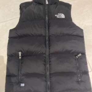 Dunväst / The North Face  - Storlek 158/164  Dunväst i färgen svart   Aldrig använd så västen är hel och inga skador   Skicka DM vid fler frågor 