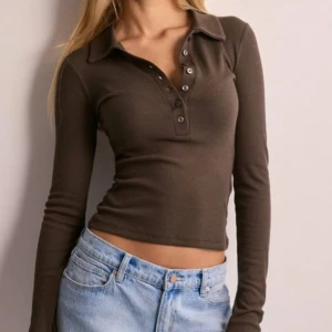 brun ribbad tröja med knappar - från nelly! 🤎