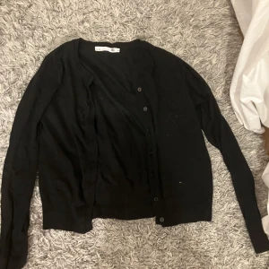 Svart kofta  - Säljer en klassisk svart kofta från lager 157 i storlek M. Den har långa ärmar och knappar framtill. Använd väl därefter priset.