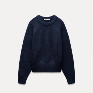 Mörkblå stickad tröja - Säljer en jättemysig mörkblå stickad tröja från Zara. Passar både till vardags och lite finare tillfällen ❤️säljer då den inte kommer till användning, nypris: 400kr