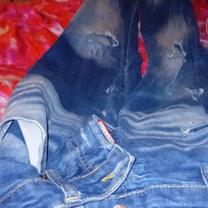  DsquaredJeans  - Nice dsquared2 jag kan hämta denn till dig om du bor i stockholm du kan betala mig kontant  men jag säljer ingen anna sätt