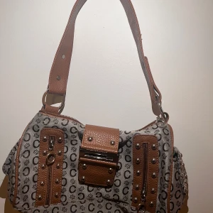 Brun mönstring vintage väska  - Får plats med mycket! 