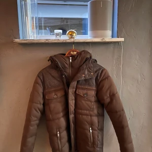 Superdry jacka - En superdry jacka perfekt för vintern, i färgen grön/brun, i storlek XS