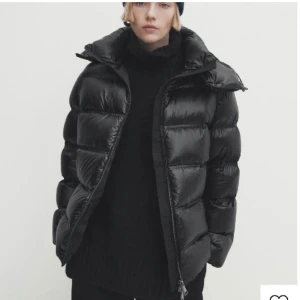 Massimo dutti jacka  - Säljer min Massimo dutti jacka som är som ny. Använd max 5 ggr förra vintern. Nypris är ungefär 2300kr