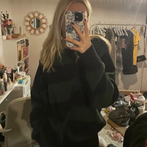 brandy melville tate sweater - Mysig och oversized tröja med breda ränder i grönt och svart. Perfekt för kyliga dagar när du vill vara både bekväm och stilren. Tröjan har långa ärmar och en avslappnad passform. Passar perfekt till jeans eller leggings för en avslappnad look.