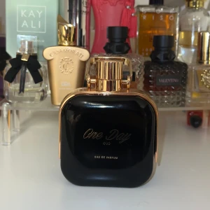 Oud parfym från dubai - Oud parfym köptes i Dubai. Använt en gång men ba inget för mig. Håller flera timmar och är en fräsch oud .  Typ: Västerländsk parfym   Storlek: 100 ml   Målgrupp: Unisex   Toppnot: Bergamott, Citron   Hjärtnot: Apelsinblomma, Patchouli   Basnot: Ambe