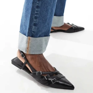 FLATS MED ÖPPEN HÄL - Så snygga flats som är slutsålda i denna färg på Asos! Nypris 409kr Endast använda en gång😊