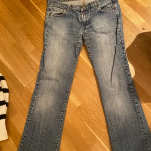 Low waist bootcut replay jeans - Snygga low waist jeans från replay, passar XS-M och om man är runt 160-170 lång. Pris kan diskuteras!!!