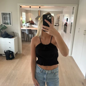 Svart topp - Jättesöt topp från Gina tricot. Använd 1 gång, nytt skick. Finns inte kvar på hemsidan💕