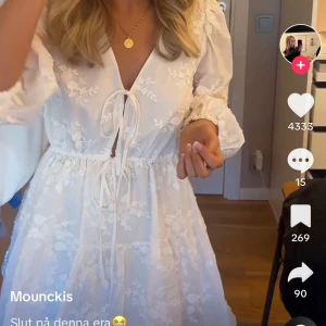 Other stories vit klänning - Säljer denna fina vita klänning från &other stories. Perfekt för student eller annat tillfälle💕(lånade bilder), skriv privat ifall du är intreserad innan du köper