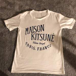 Säljer en Maison Kitsuné t-shirt i storlek M. Skick 8/10. Kontakta vid frågor. Pris kan diskuteras.