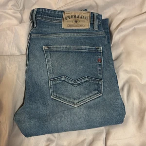 Replay Rocco  - Säljer dessa feta replay Rocco Jeans! 🔥 Storlek W|31 L|32📏! Sitter riktigt fint och är i färgen blå!🍂 Har en riktigt fin urtvättning och lite snygga slitningar🤩😍