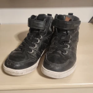 Svarta sneakers med snörning och kardborre - Säljer ett par svarta sneakers i ok skick. Använda en säsong.