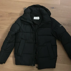 Calvin klein  - Calvin klein jacka äkta använd under en halv vinter men finns inge tecken på användning storlek s