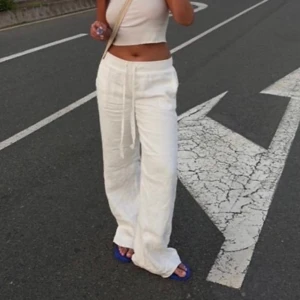 Linnebyxor alobha label - Linnebyxor från alobha label som är använda ich 5 gånger, köpta för 900kr, dom skulle dock behövas strykas och så ser man lite slitage på sista bilden, bilden är förresten lånad! Kööööööp😉