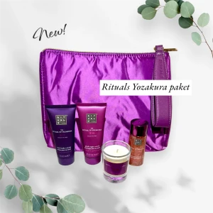 Nytt! Rituals of Yozakura paket  - Helt nytt paket från rituals limited edition serie Yozakura. Vacker skimrande lila necessär med vackra detaljer. Bodyscrub 45gr, body cream 40ml, shimmering body oil 30ml, doftljus ca 5cm. Perfekt gåva till den som saknar denna utgångna doft från rituals 💜Säljs numera dyrt andra hand. Kan även säljas separat. Body oil, scrub, creme 100:- st. Ljus 75:- necessär 145:- eller allt för 449:-