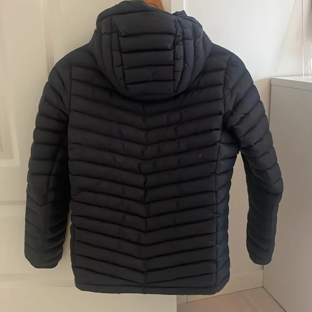 Säljer denna svarta peak performance jackan i storlek 160/xs. Den är i bra skick förutom ett litet hål på ryggen men som enkelt går att laga. Säljer då den blivit för liten.. Takit.