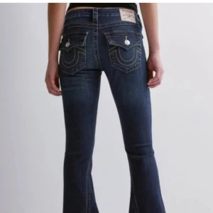 True Religion Jeans  - Mörkblå Bootcut jeans från True Religion, modell Becca, i använt skick. Säljer då de inte längre kommer till användning. 
