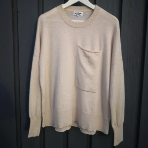 Kashmir Tröja från Soft Goat kashmir  - Beige kashmir tröja i 100% kashmir från Soft Goat. Litet hål på resoren på höger ärm, där av priset! Köparen står för fraktkostnaden. 