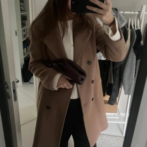 Brun kappa från ginatricot  - Kamelfärgad/ brun kappa från ginatricot, knappt använd🥰 köpt för ca 3 år sedan. I storlek 40, men skulle säga att den är som en 38, passar bra på mig med S som vanlig storlek🤭 