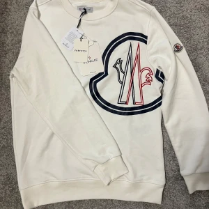 Vit sweatshirt från Moncler - Säljer denna tröja från moncler. Den har aldrig använts och etiketterna är fortfarande kvar på tröjan. 