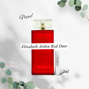 Säljer ett 2 ml parfymprov av Elizabeth Arden Red Door. Perfekt för att testa den ikoniska doften innan du köper en större flaska. Flaskan är liten och smidig att ta med i väskan. Passar perfekt för en elegant och klassisk doftupplevelse.