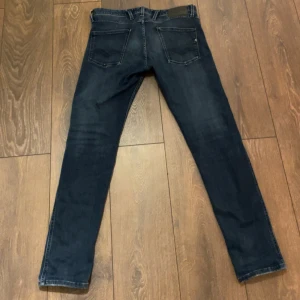Mörkblå jeans från Replay - Säljer ett par snygga mörkblå jeans från Replay i modellen Anbass 30/32. De har en bra passform och är i jätte bra skick, använd fåtals gånger. Kom med frågor om bilder eller annat! 