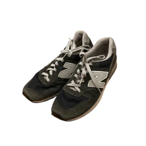 Marinblåa New Balance sneakers - Säljer ett par marinblå New Balance sneakers i bra skick. De har en klassisk design med snörning och en bekväm passform. Perfekta för vardagsbruk eller träning. Skorna har en snygg kombination av grått och marinblått med vita detaljer. Storlek 42 men passar mer som 41.