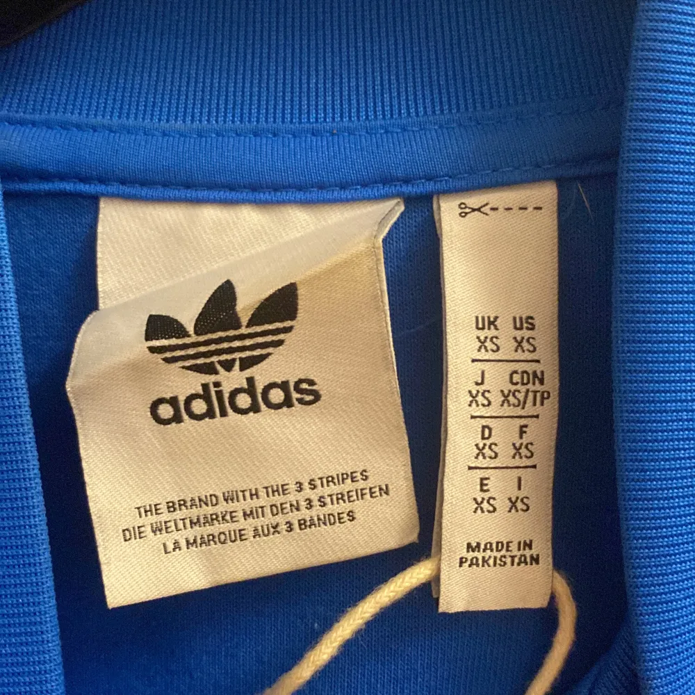 Säljer en snygg blå träningsjacka från Adidas. Har använt jackan en gång bara💙. Takit.