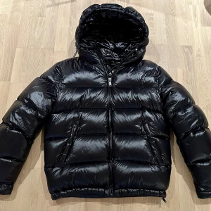 Svart pufferjacka dun ZARA i nyskick - Säljer en snygg stilren svart pufferjacka i fulldun från Zara som är perfekt för kalla dagar. Storlek M. I absolut nyskick då jag bara använt den vid 2 tillfällen.