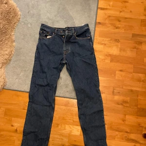 Jeans mörkblå - Passform regular. Bra skick. Skicka frågor vid funderingar😁😁storlek w31 L32
