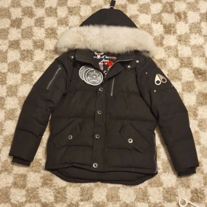Moos Knuckles vinter jacka - säljer den här vinterjacka då den inte passar mig längre. Inga defekter och i mycket fint skick