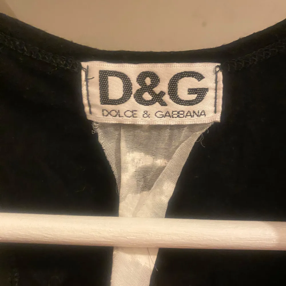 Snyggt svart linne från Dolce & Gabbana med stort tryck fram. Vintage. Yläosat.