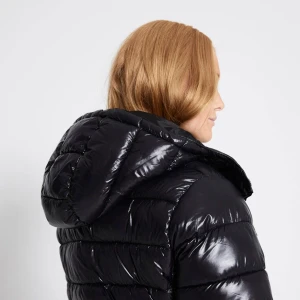 Svart glansig pufferjacka - Säljer den populära jackan från Lager 157. Jackan har en dragkedja framtill och en mysig huva. Den är perfekt nu när det blir kallare och säljer för jag har en likadan i en annan storlek. Denna jacka är i storlek XXS och är sann till storleken. Finns en storelksguide på Lager 157 hemsida. Den är helt oanvänd med prislappen kvar, pris kan diskutera vid snabb affär 💖