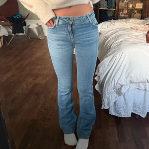 Jeans  - Jeans som är lite Lågmidjade/midwaist, superbra skick!!