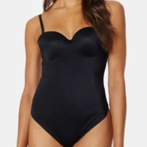 Beige body - Säljer denna body från H&M i färgen beige. Den har en elegant v-ringad design med smala axelband och en öppen ryggdetalj. Väldigt lik den från skims. Helt oanvänd! 🥰Stl 75C