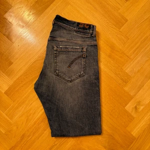 Dondup George Jeans - Ett par feta Dondup George en snygg blå färg och extremt bra skick Storlek: 35 Mått: 102cm långa, 42cm midja (sida till sida) Kan tyvärr inte visa hur de sittar på mig, för stora