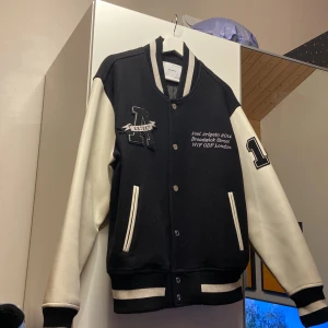 Arigato Varsity jacka  - Arigato Varsity jacka i storlek M. i bra skick, inte använd jättemycket alls. Nypris runt 4000 