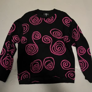 Stüssy knit - Stickad Stussy tröja.  Storlek M  Nyskick, använd 2-3 gånger.