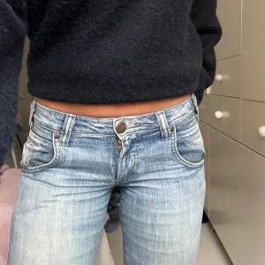 Lågmidjade jeans - Lågmidjade jeans från Wrangler i storlek w26l34 motsvarar xs. I bra skick men lite slitna nedtill.