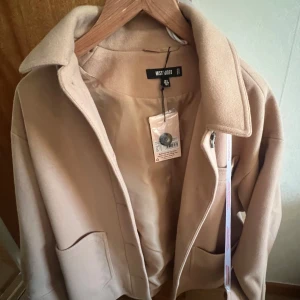 Brun jacka - Brun jacka från missguided. Aldrig använd. Strl 36 