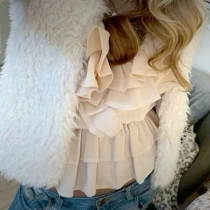 Vit pälsväst  - Vit pälsväst i fint skick! Jae ca 166 ⭐️⭐️💕(är en pälsjacka omgjord till väst, första bild är lånad)