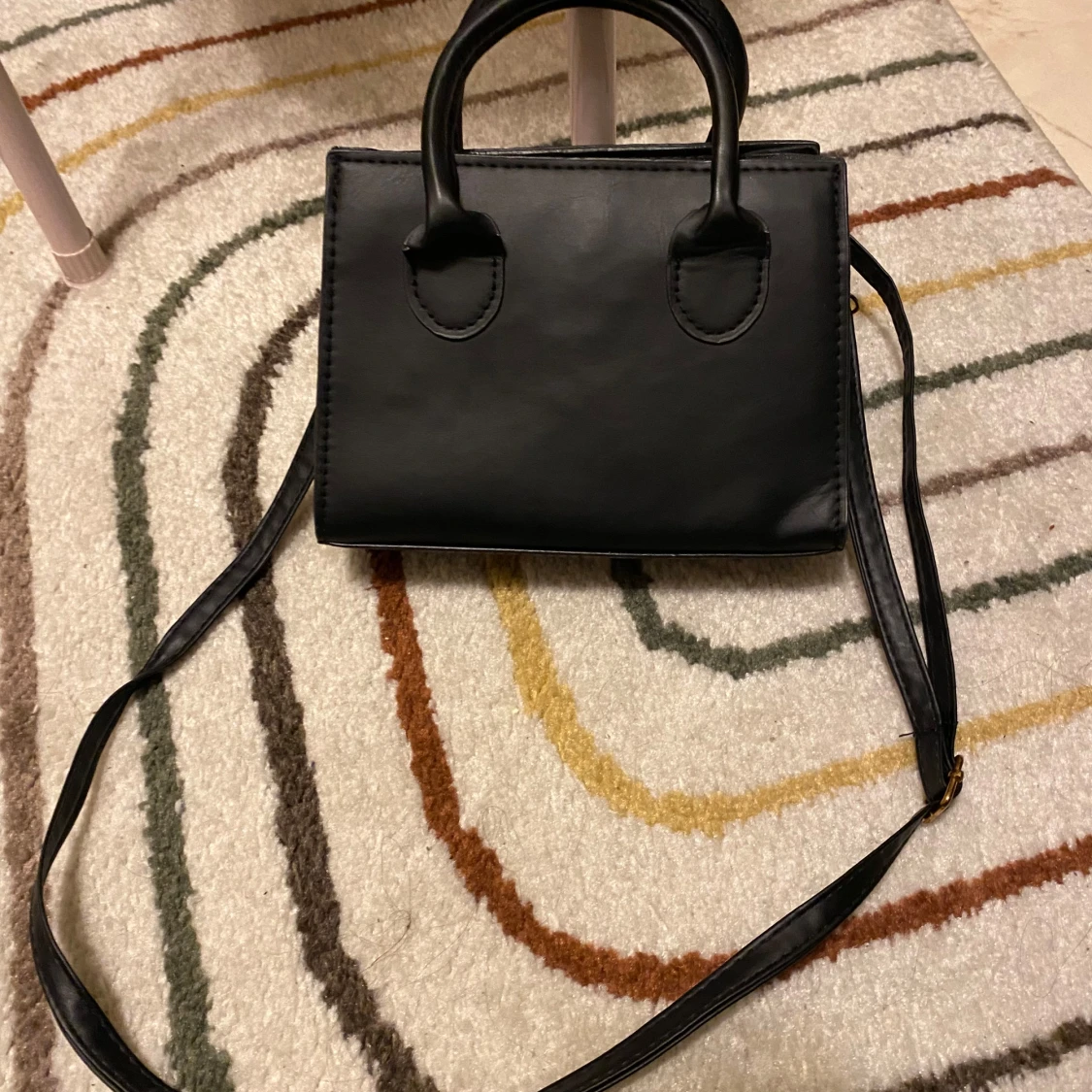 Liten svart axelväska